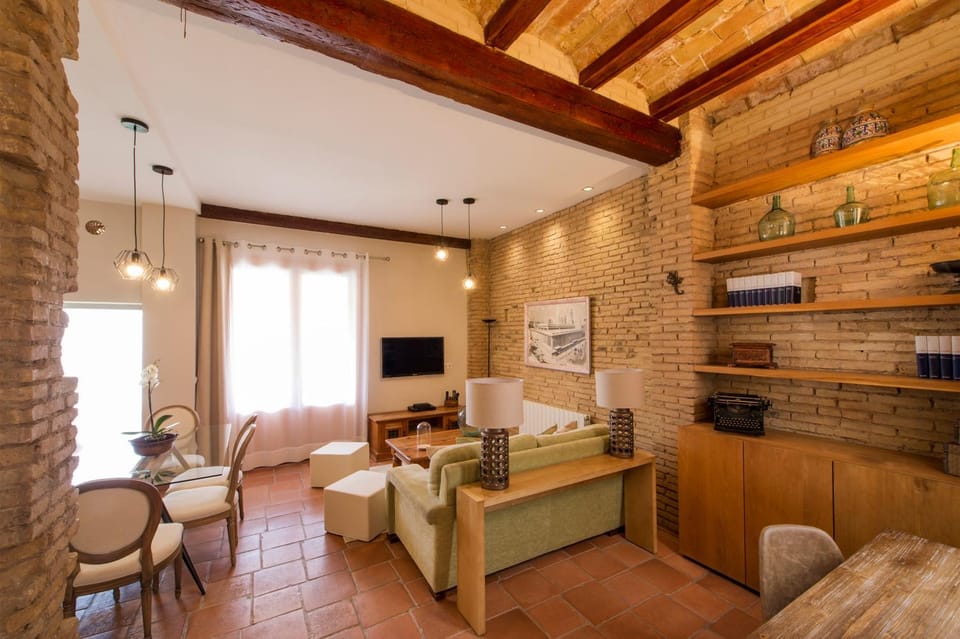 Living room, Photo of the whole room, Decorative detail, Decorative detail, Seating area, Dining area