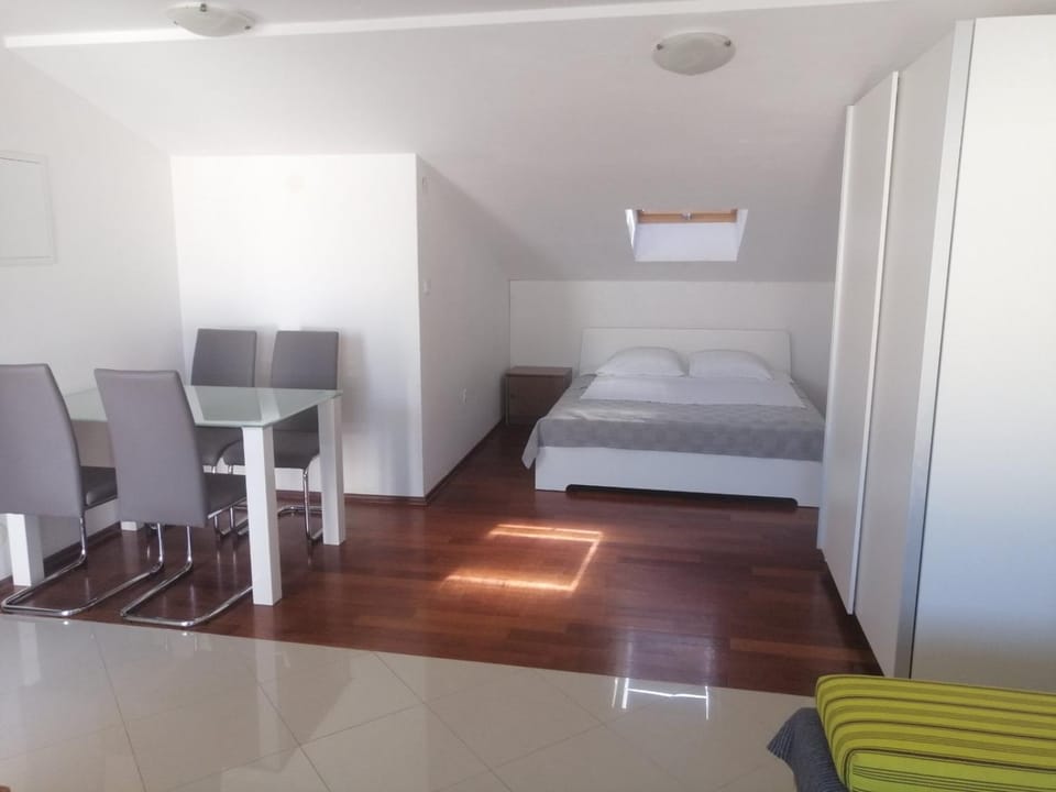 TV and multimedia, Living room, Seating area, Dining area, Bedroom