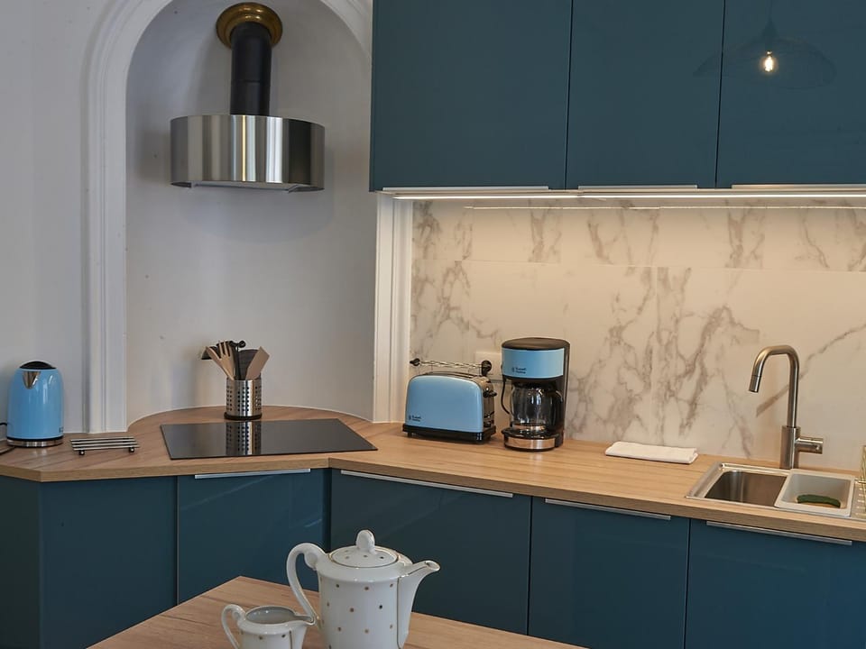 Coffee/tea facilities, Kitchen or kitchenette, stove, toaster
