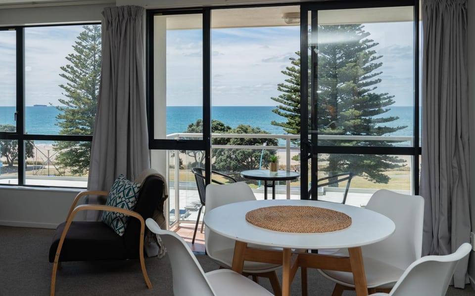 Natural landscape, View (from property/room), Balcony/Terrace, Living room, Dining area, Sea view