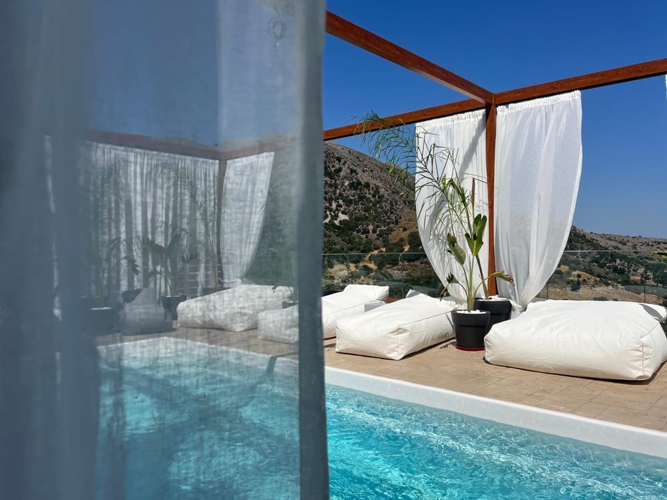 Patio, Day, Natural landscape, View (from property/room), Mountain view, Pool view, Swimming pool, sunbed