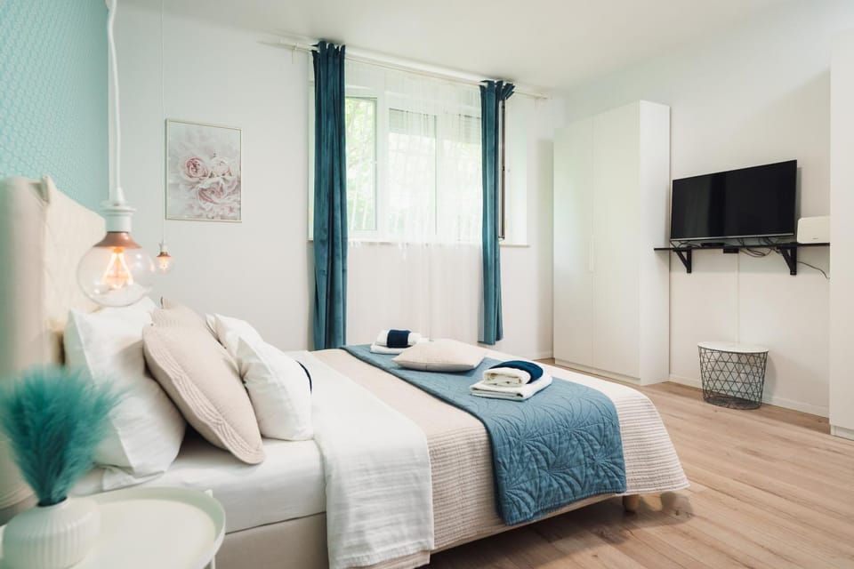 Bed, TV and multimedia, Bedroom