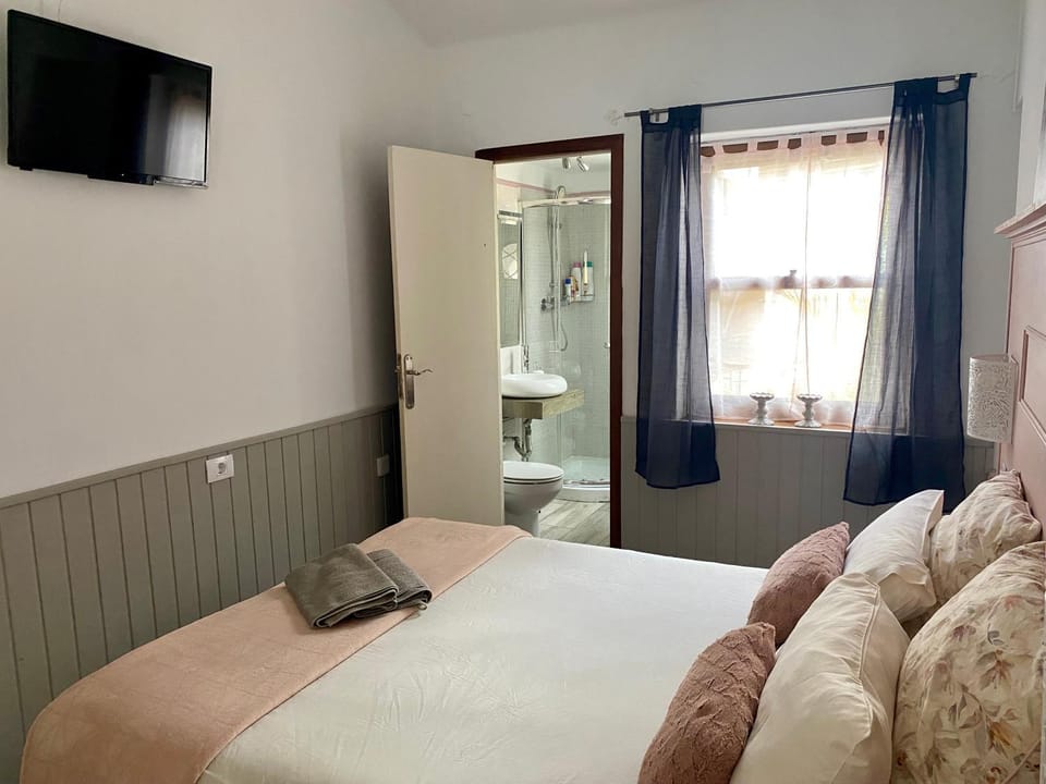 Bathroom, Photo of the whole room, Bedroom