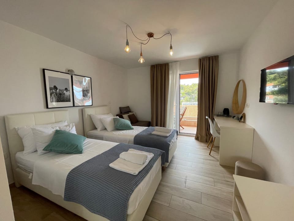 Bed, TV and multimedia, Seating area, Bedroom