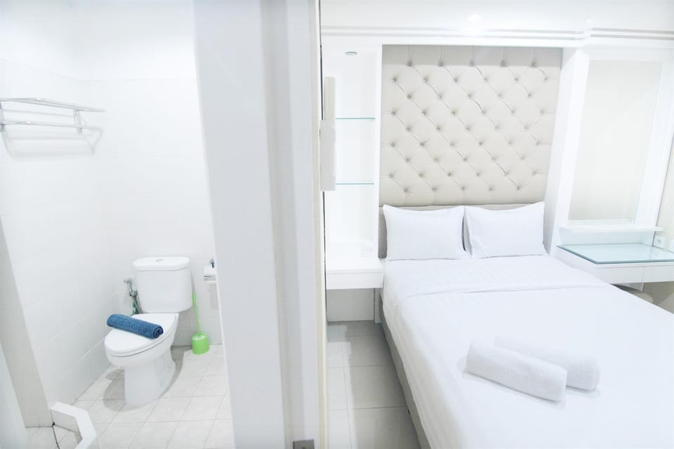 Toilet, Bed, Bathroom, Bedroom