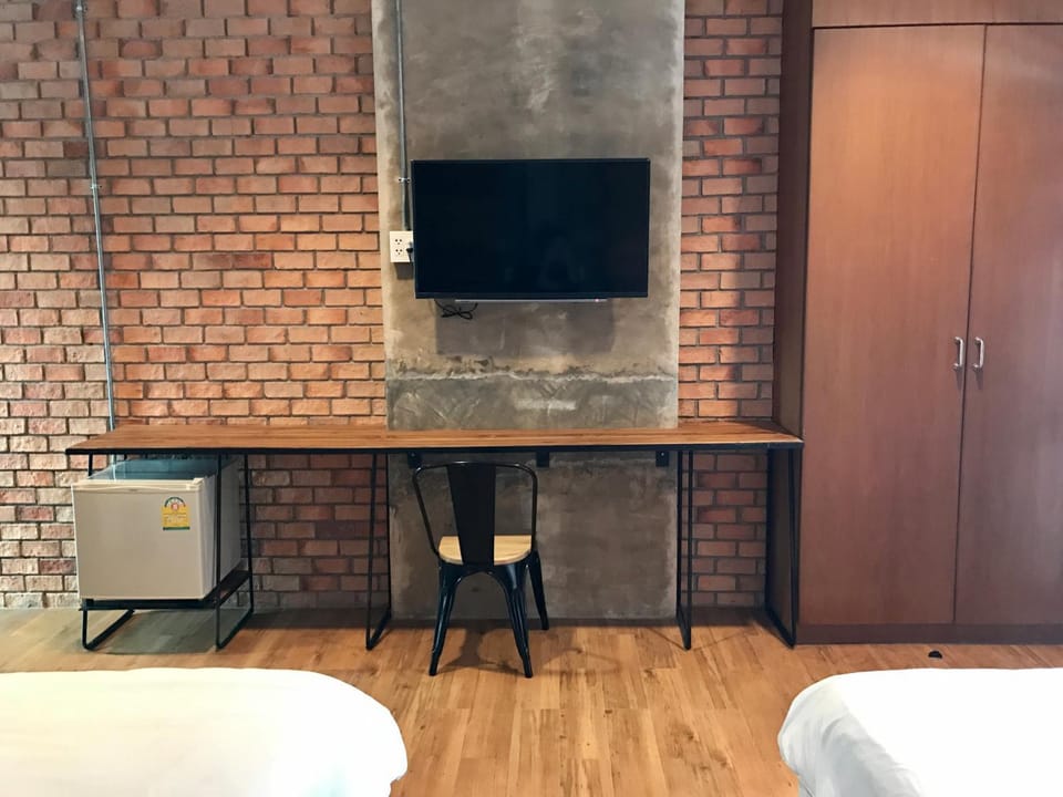 Bed, TV and multimedia, Seating area, Bedroom