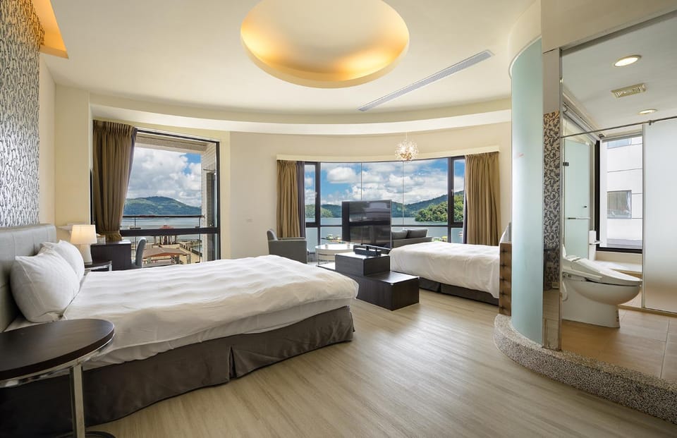 Photo of the whole room, Lake view