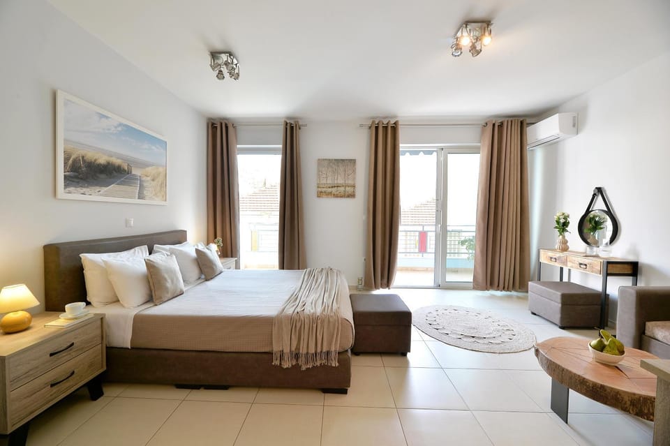 Bed, Photo of the whole room, Seating area, Bedroom