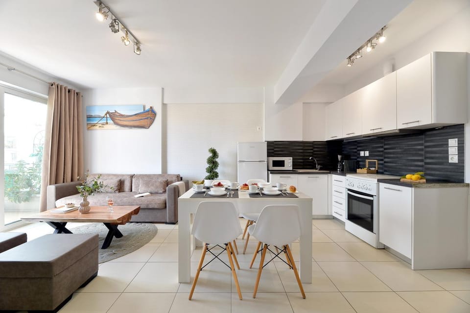 Coffee/tea facilities, Kitchen or kitchenette, Living room, Seating area, Dining area, oven, toaster