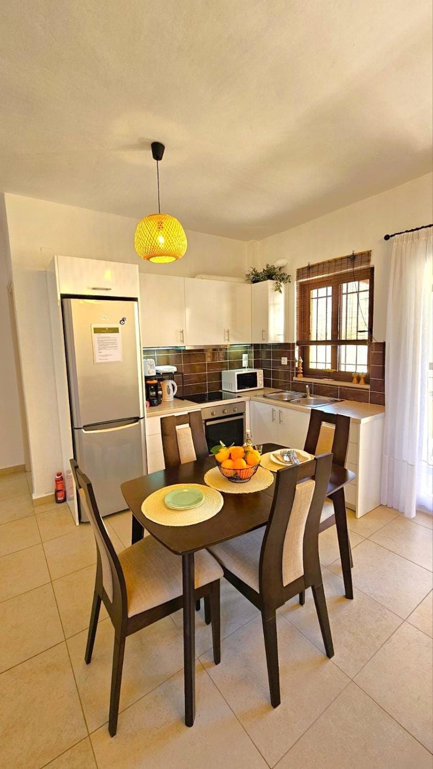 Kitchen or kitchenette, Living room, Seating area, Dining area, dishwasher, microwave, oven, stove, toaster