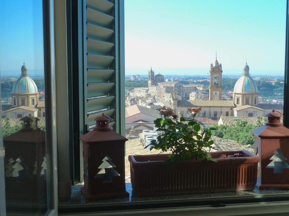 Nearby landmark, Day, Neighbourhood, View (from property/room), Bedroom, City view