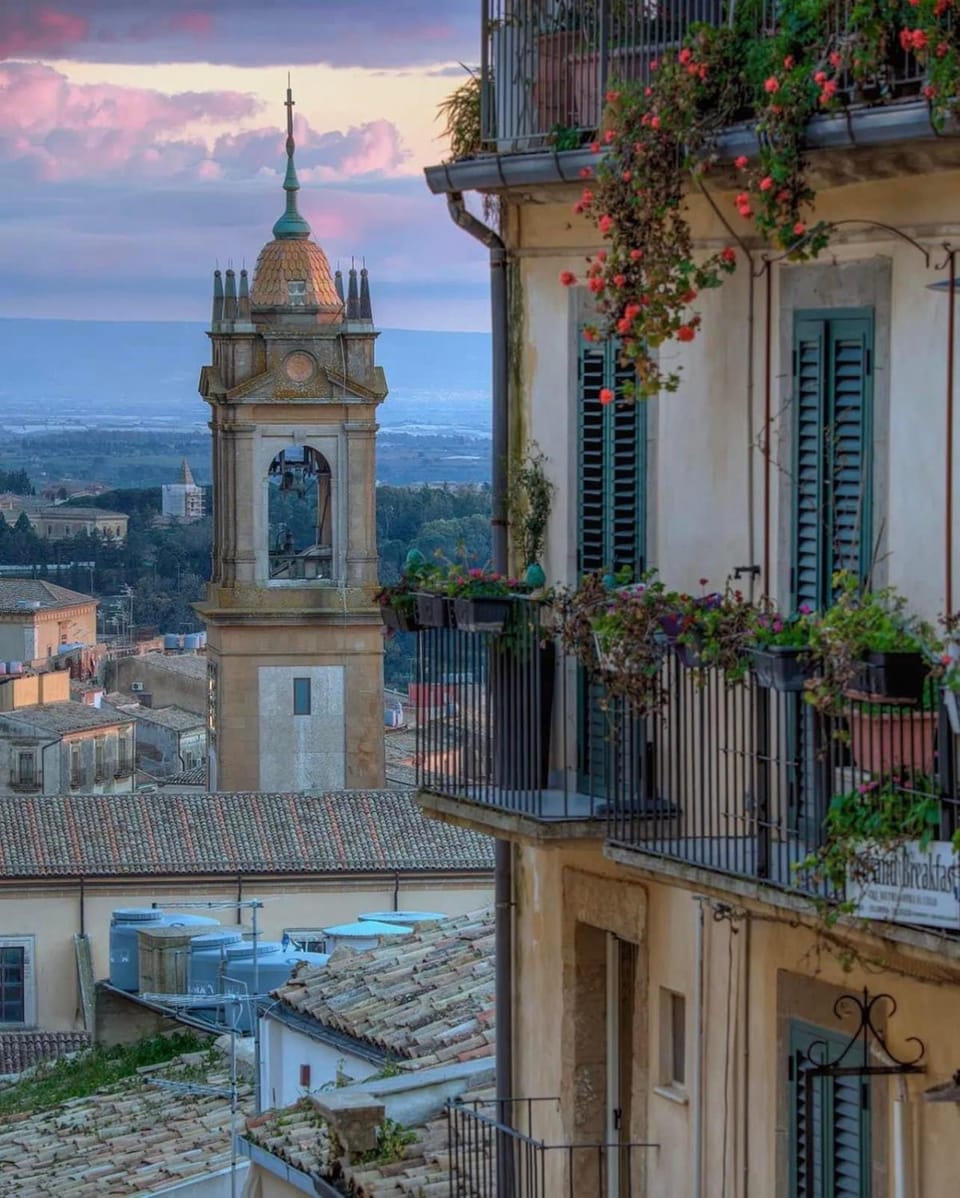 Property building, Nearby landmark, Day, Natural landscape, View (from property/room), Balcony/Terrace, City view, Landmark view, Quiet street view