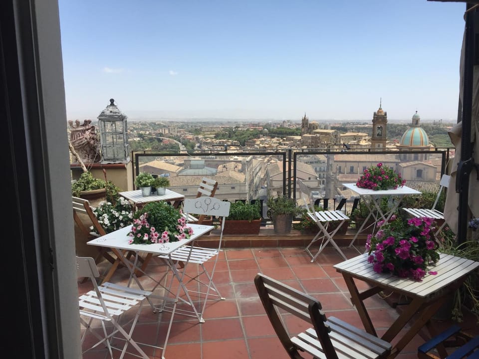 Patio, Restaurant/places to eat, Neighbourhood, View (from property/room), Balcony/Terrace, City view, Street view