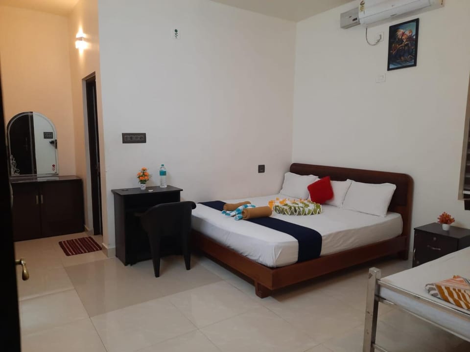 Bed, Photo of the whole room, Bedroom, air conditioner