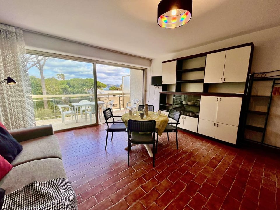 Studio bord de mer à Cavalaire avec climatisation et parking - FR-1-226B-13 Apartment in Cavalaire-sur-Mer
