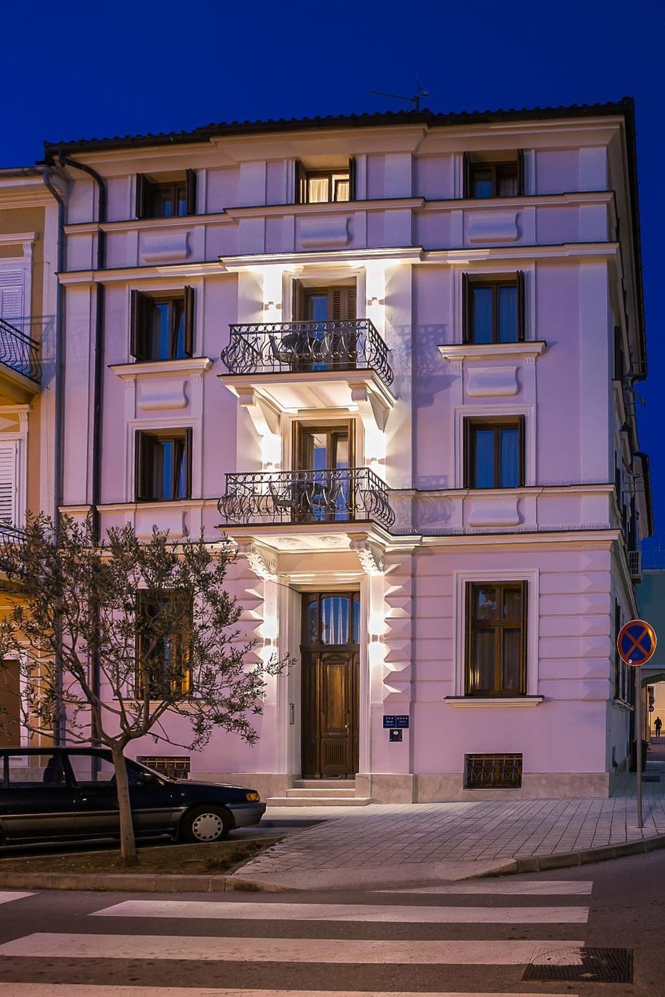 Facade/entrance