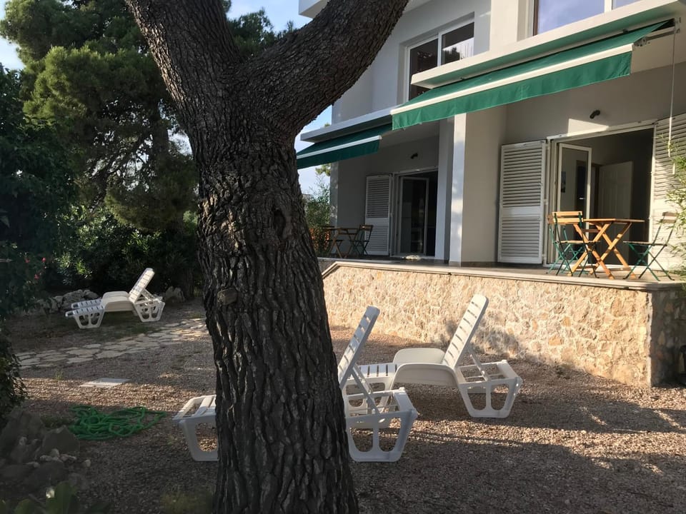 Property building, Patio, Balcony/Terrace, sunbed