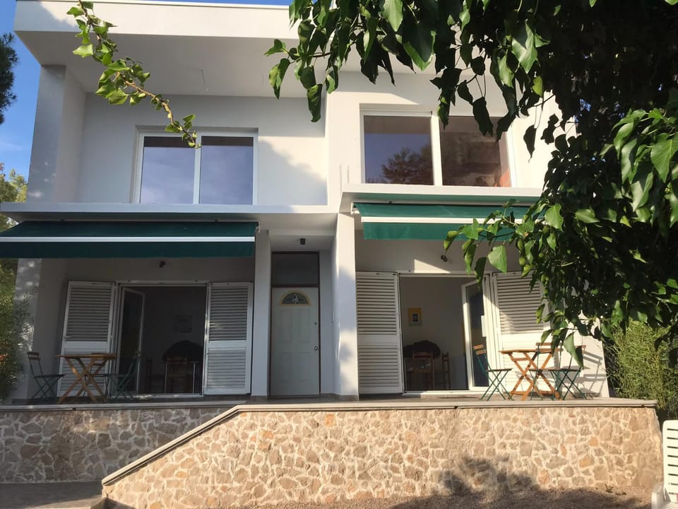 Property building, Day, Balcony/Terrace