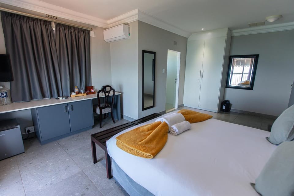 Bed, TV and multimedia, Bedroom, towels, air conditioner