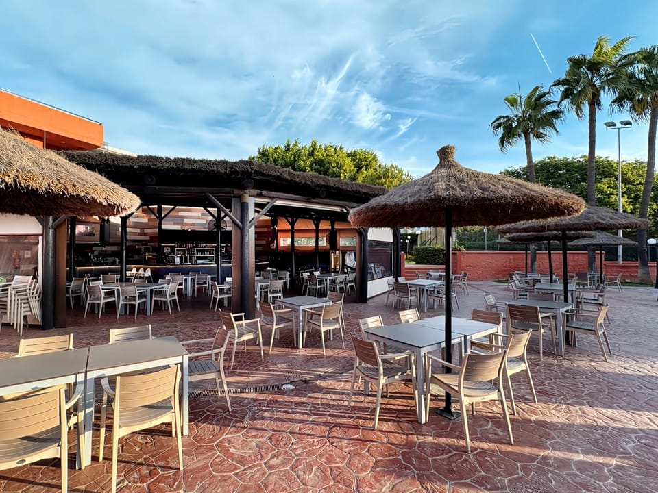 Restaurant/places to eat, Lounge or bar