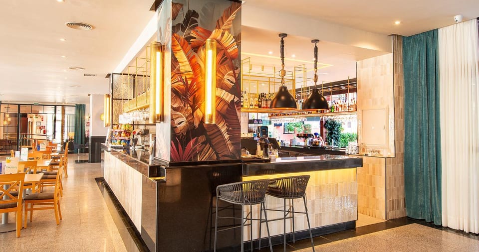 Restaurant/places to eat, Lounge or bar