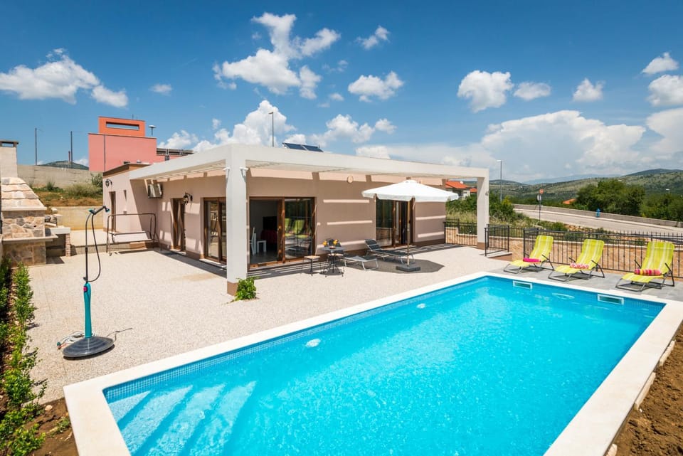 Shower, Patio, Patio, BBQ facilities, BBQ facilities, Balcony/Terrace, Pool view, Swimming pool