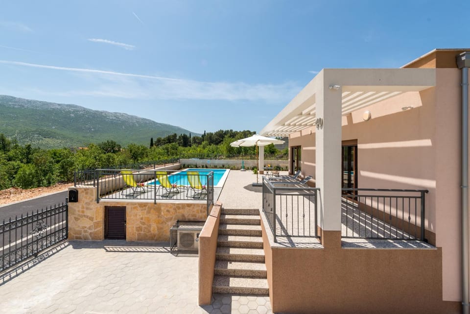 Facade/entrance, Neighbourhood, View (from property/room), Mountain view, Pool view