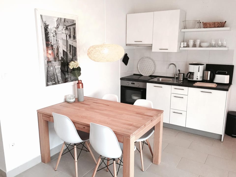 Kitchen or kitchenette, Dining area