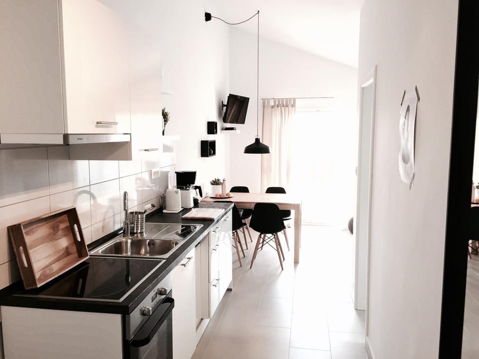 Kitchen or kitchenette, Dining area