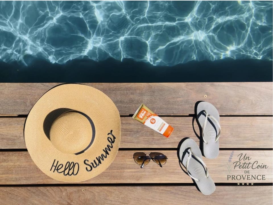 Text overlay, Swimming pool