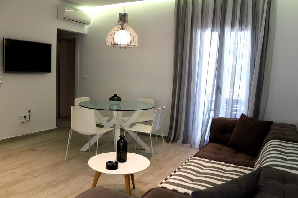 Living room, Photo of the whole room, Dining area