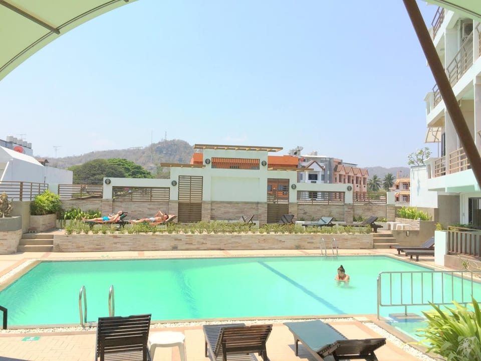 Day, Swimming pool