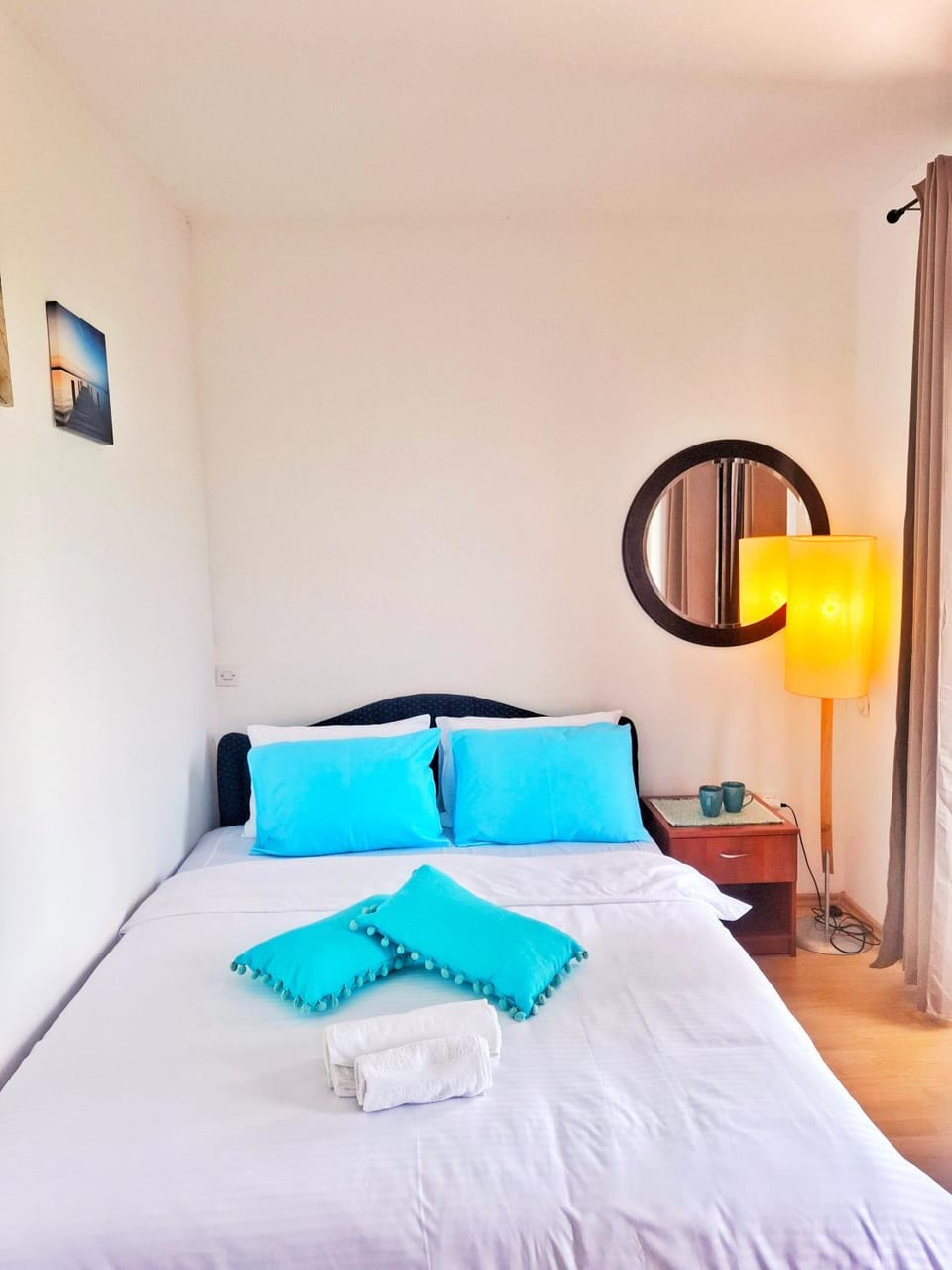 Bed, towels