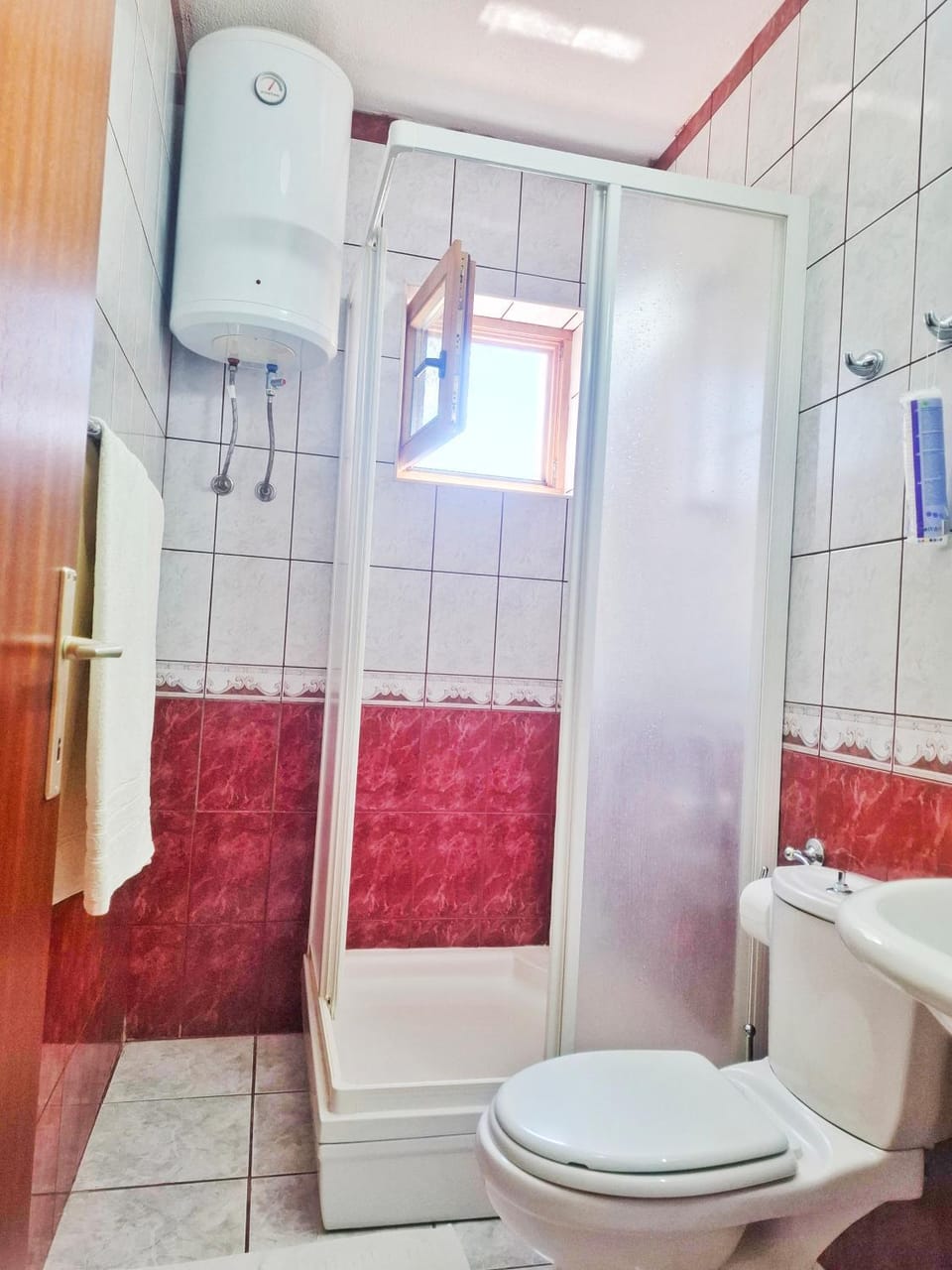 Shower, Toilet, Bathroom, towels