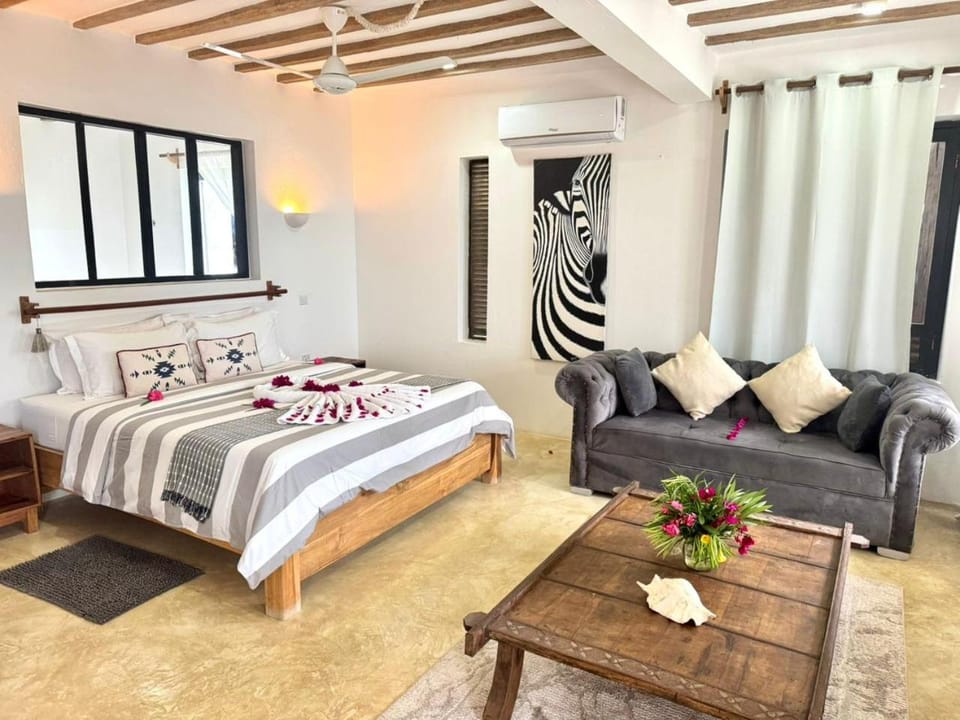 Bed, Seating area, Bedroom
