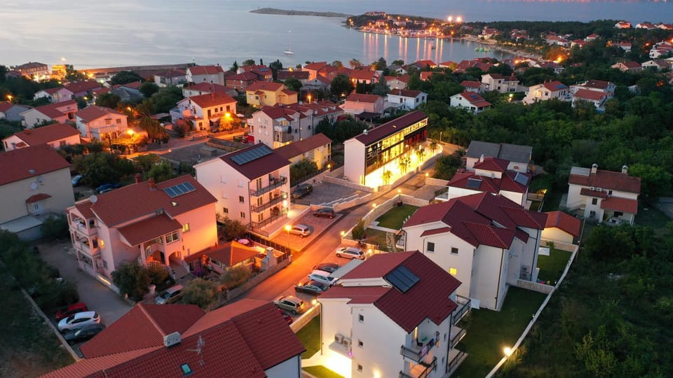 Restaurant/places to eat, City view