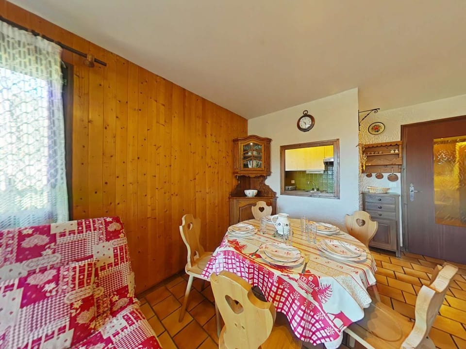 Appt cosy 3 pièces avec cheminée, proche télécabine - FR-1-241-42 Cabin in Le Grand-Bornand