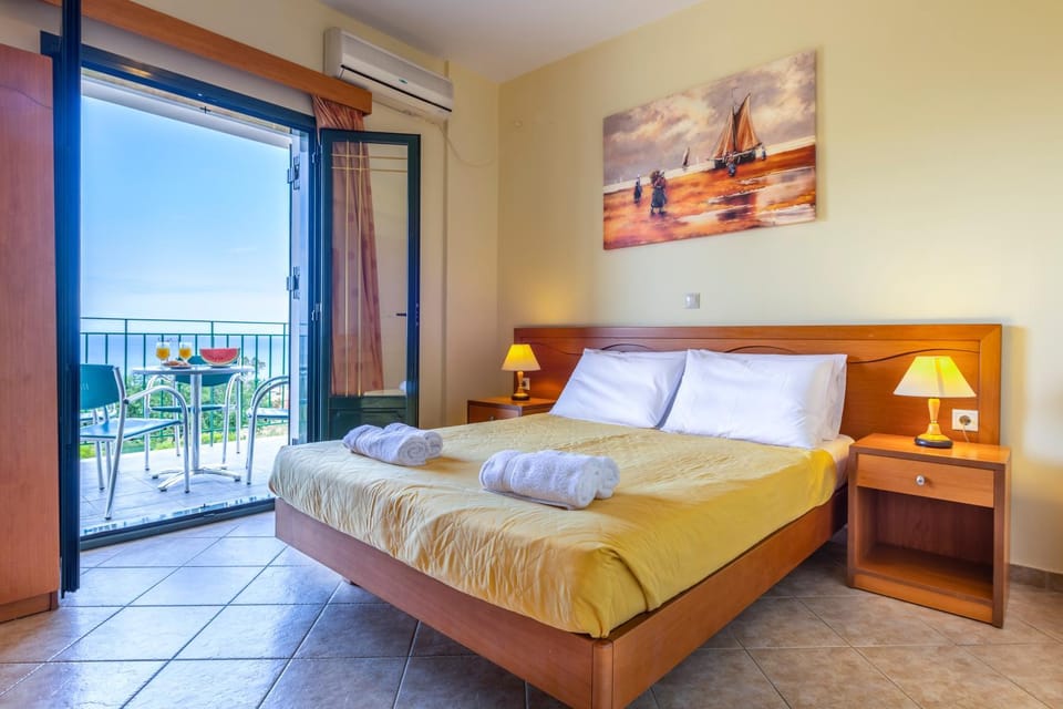 Bed, Balcony/Terrace, Photo of the whole room, Bedroom, Sea view
