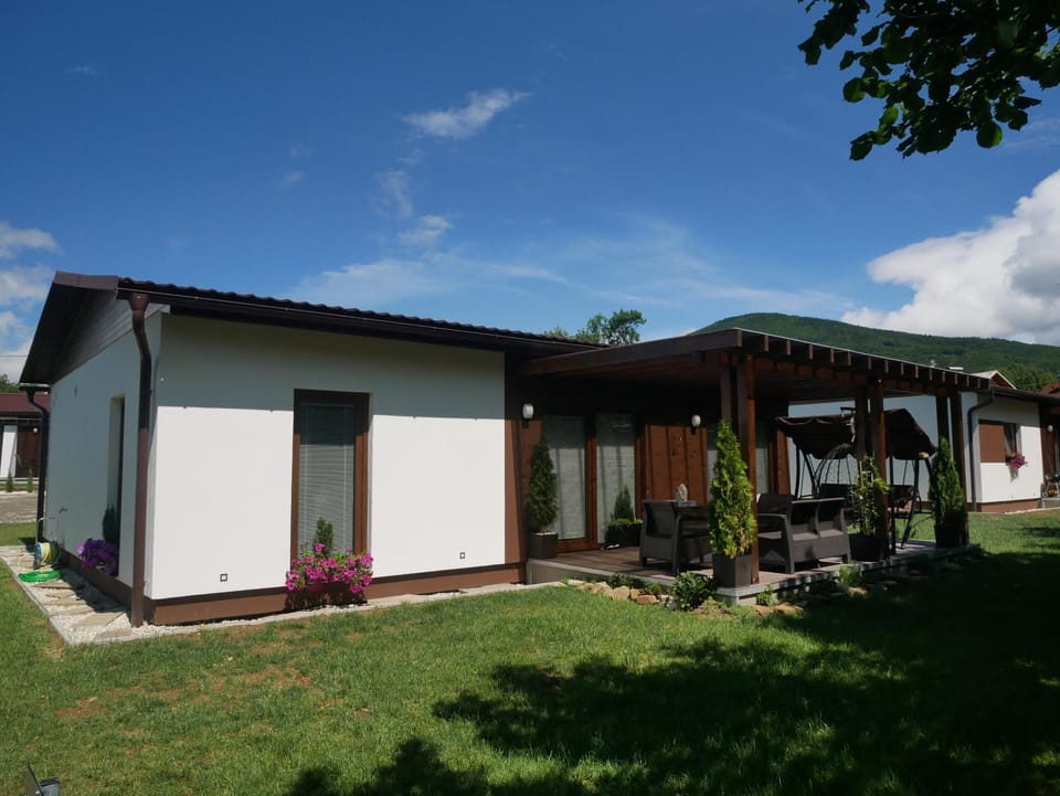 Property building, Garden, Balcony/Terrace