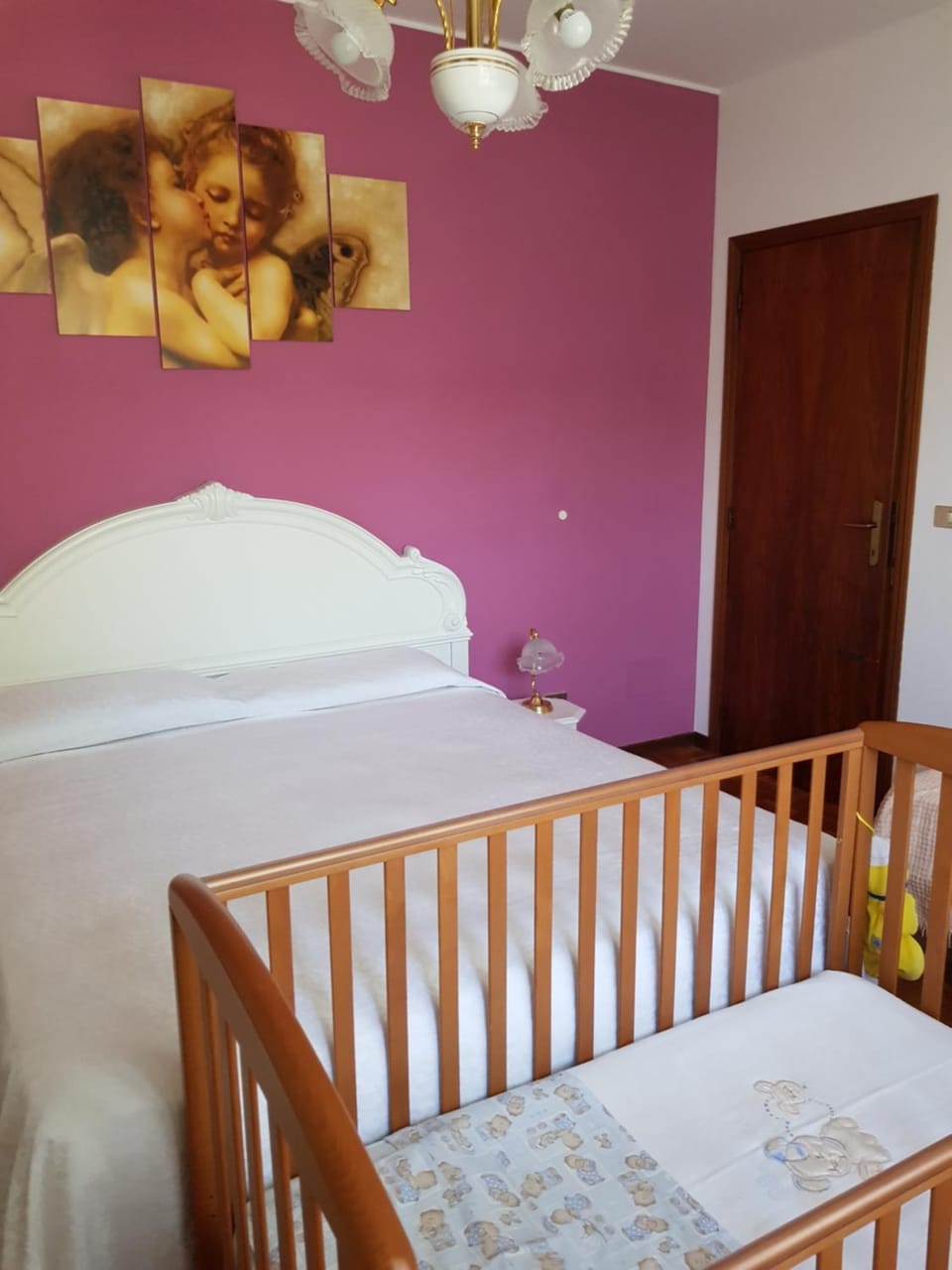 Photo of the whole room, cot