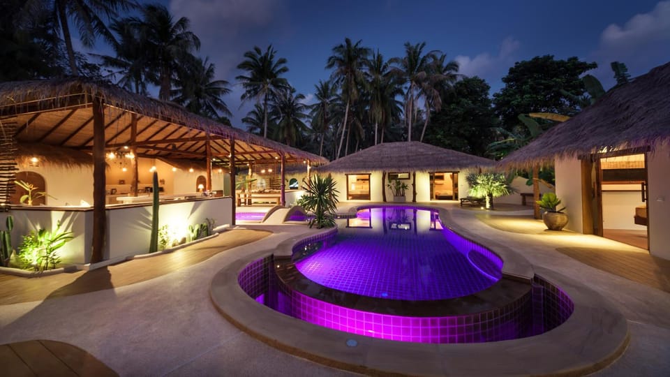 Shower, BBQ facilities, Garden, Balcony/Terrace, Living room, Decorative detail, Dining area, Bedroom, Pool view, Swimming pool, Swimming pool