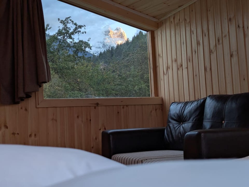 Bedroom, Mountain view
