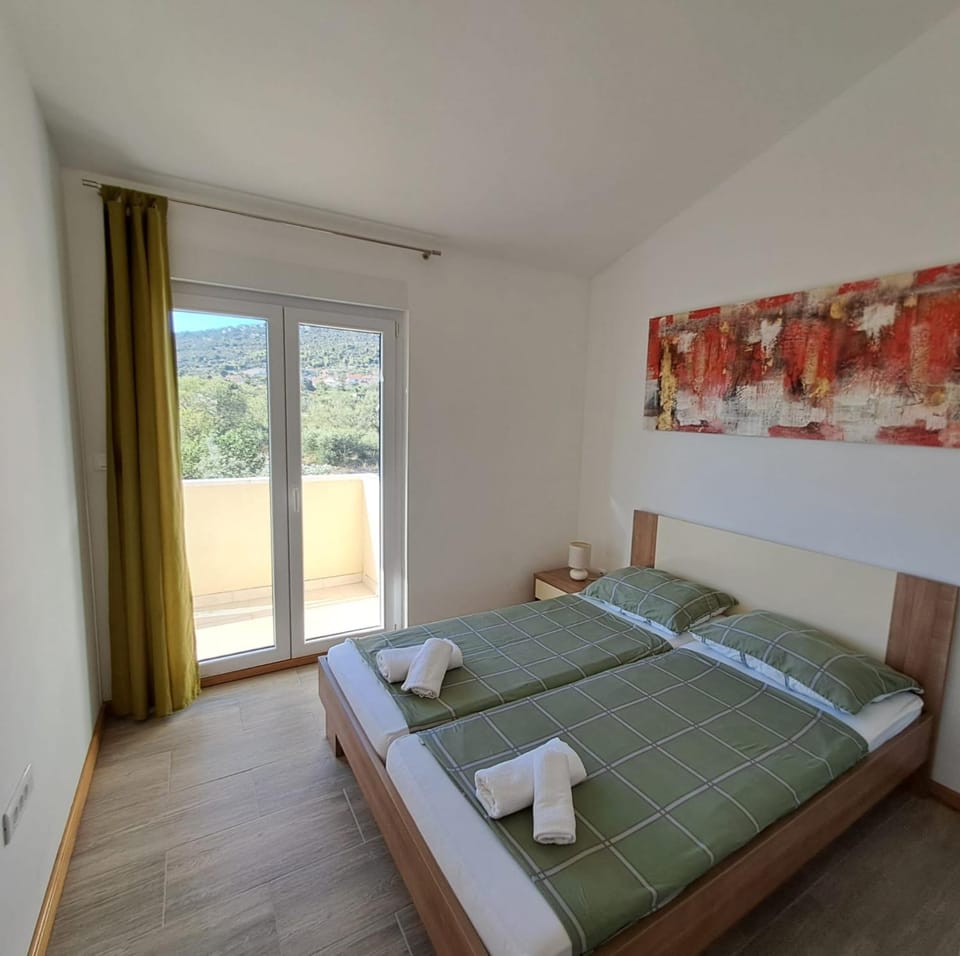 Bedroom, Mountain view
