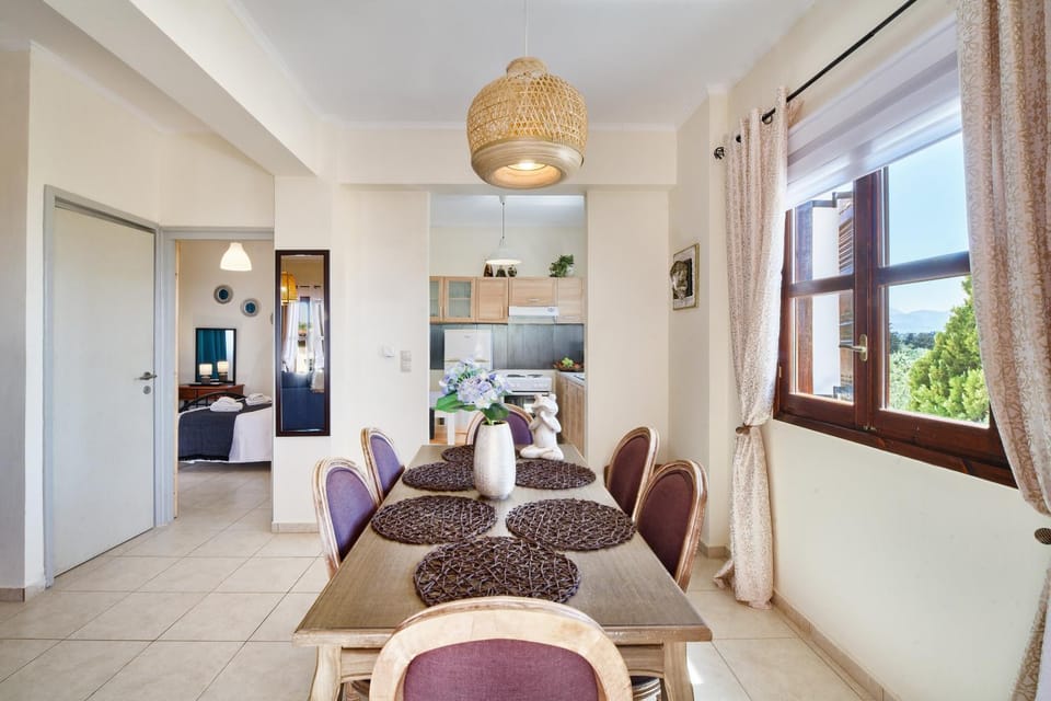 Kitchen or kitchenette, Seating area