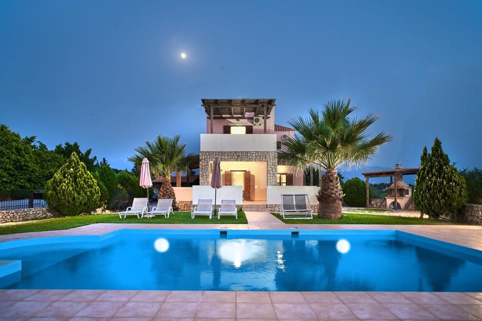 Property building, BBQ facilities, Balcony/Terrace, Pool view, Swimming pool, Swimming pool, sunbed