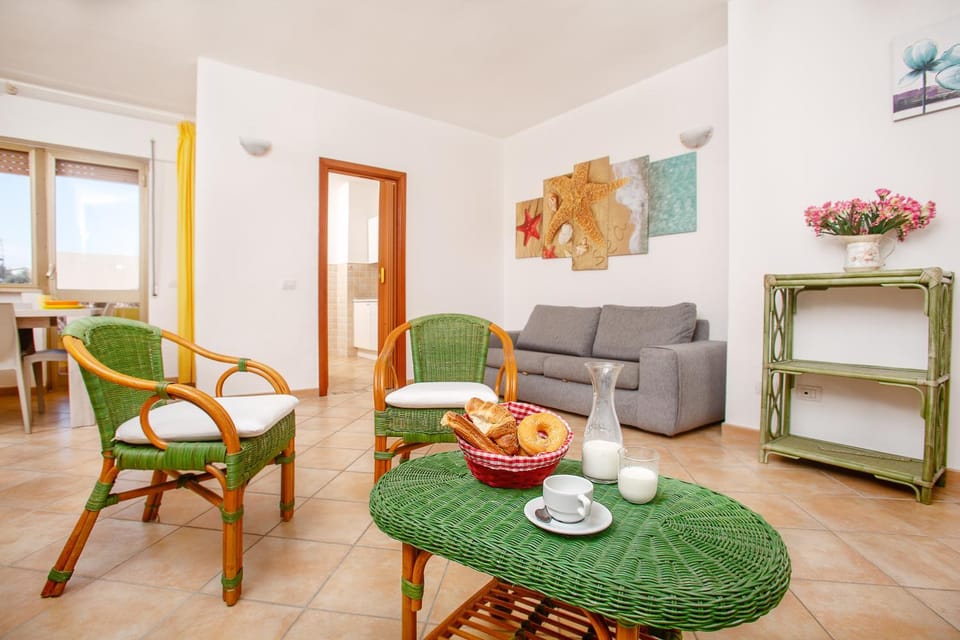 Day, Living room, Seating area