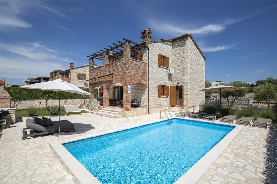 Property building, Patio, Day, Pool view, Swimming pool, sunbed
