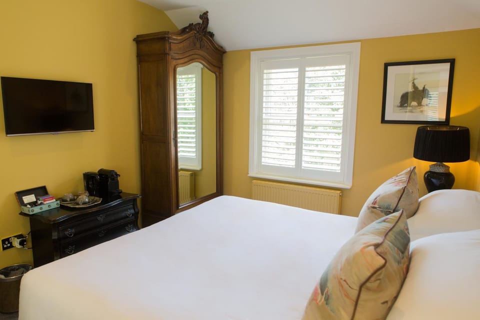 Bed, TV and multimedia, Photo of the whole room, Bedroom