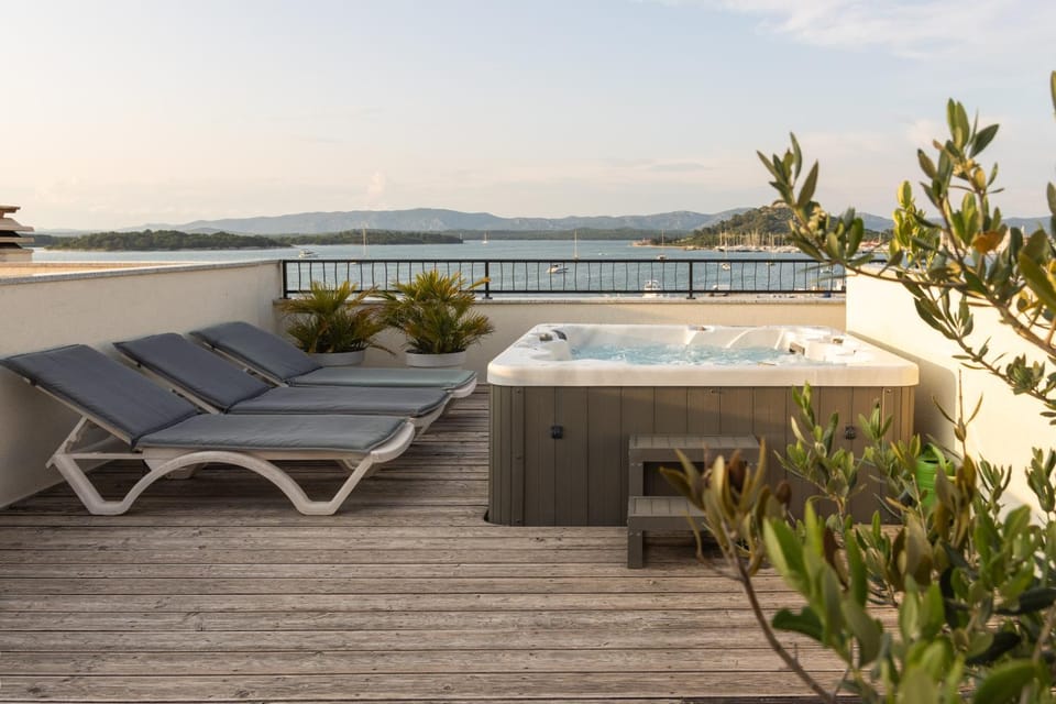 Property building, Day, Hot Tub, Sea view, sunbed