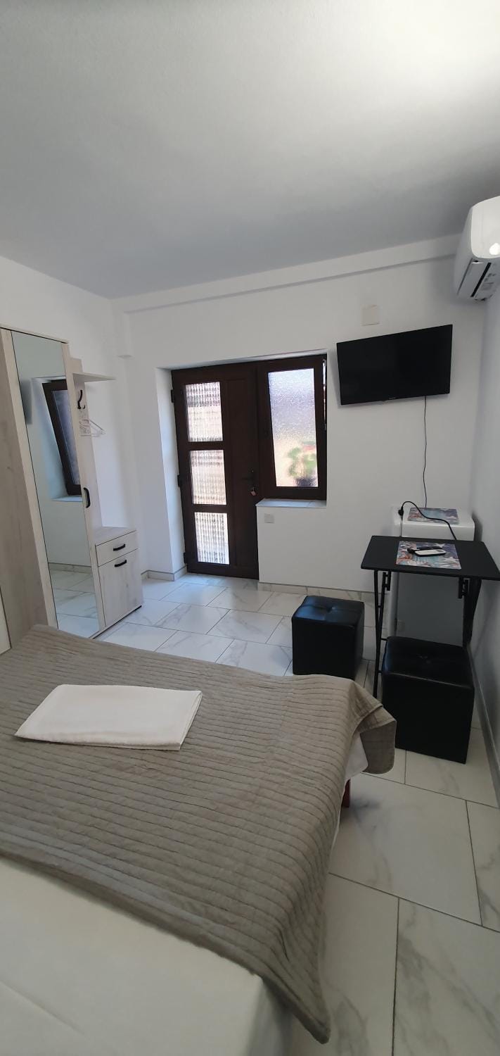 Bed, TV and multimedia, Photo of the whole room, Bedroom